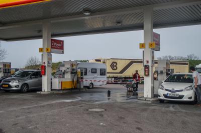 Denkendorf: Mercedes ML geraet durch technischen Defekt in Brand